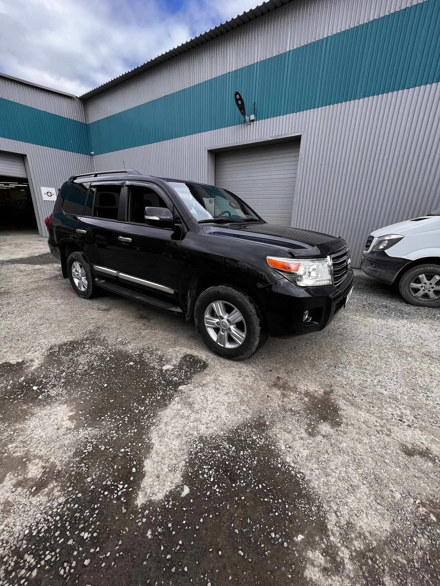 Шумоизоляция Toyota Land Cruiser 200 материалами SGM Prime в Екатеринбурге,  цены и фото на сайте