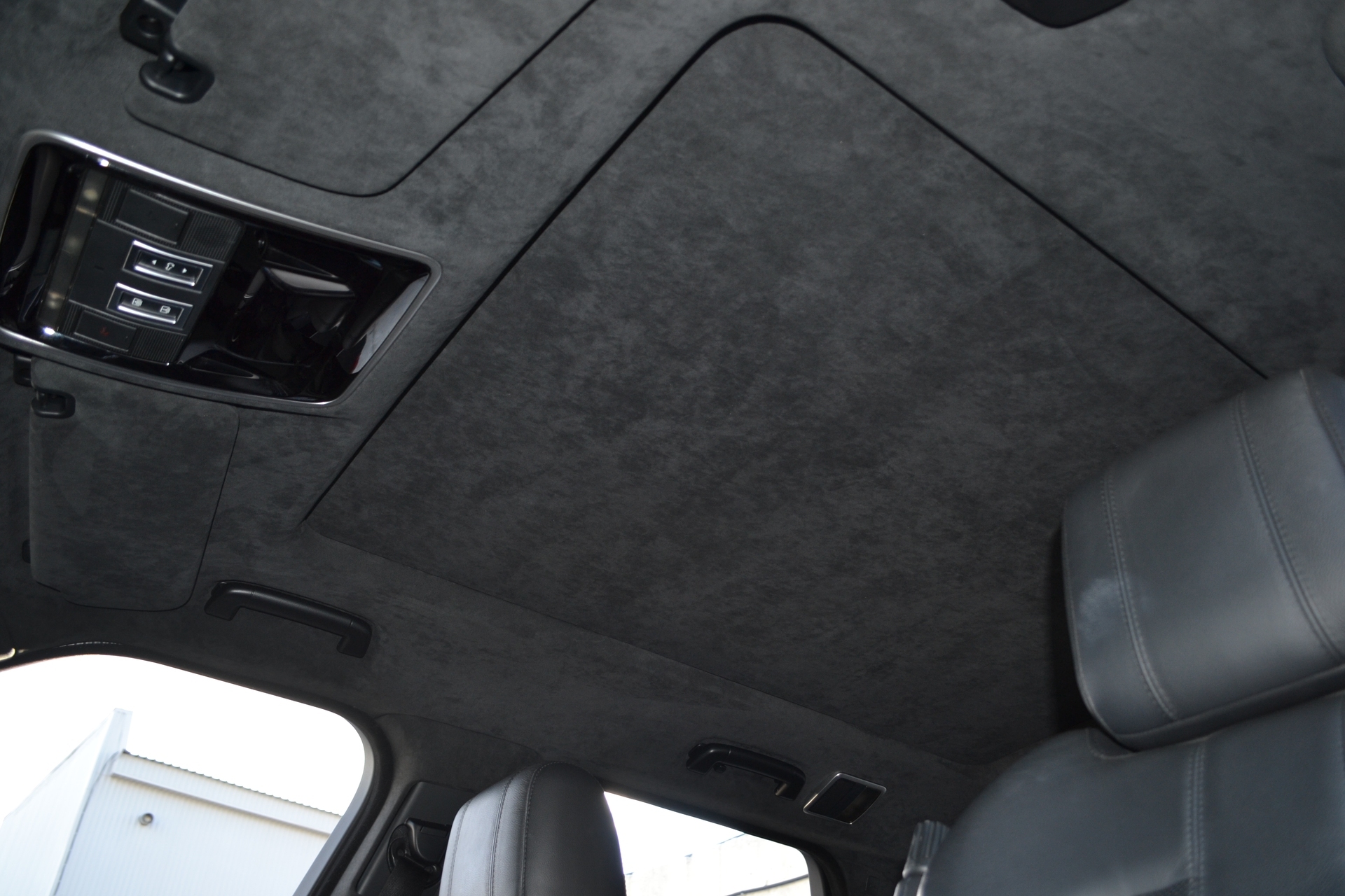 Перетяжка потолка и шторки панорамы Range Rover Sport VIII в алькантару фото 6